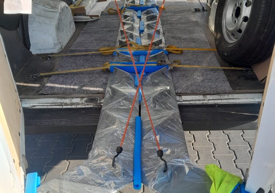 Transport metalowych schodów – pełne zabezpieczenie