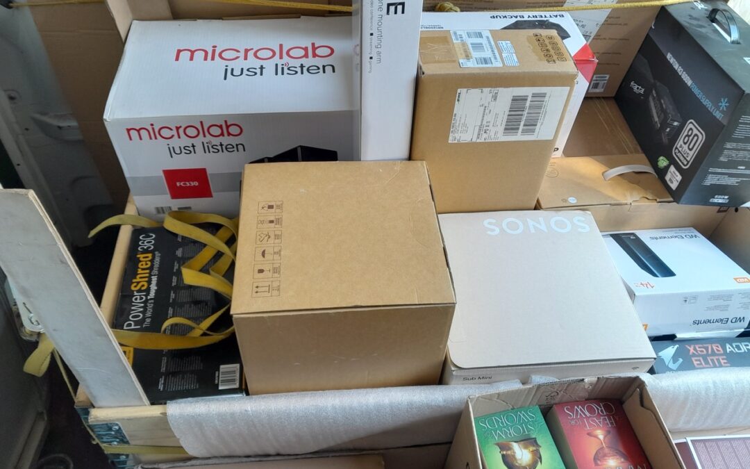 Transport delikatnej elektroniki – skrzynie z pianką