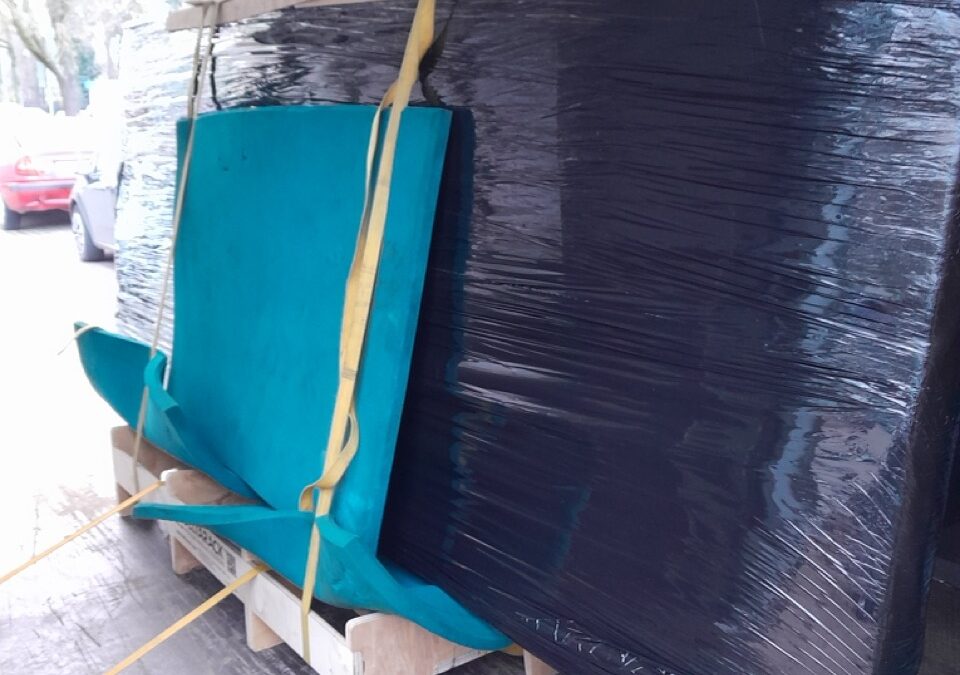 Specjalistyczny transport dużego lustra w pozycji pionowej