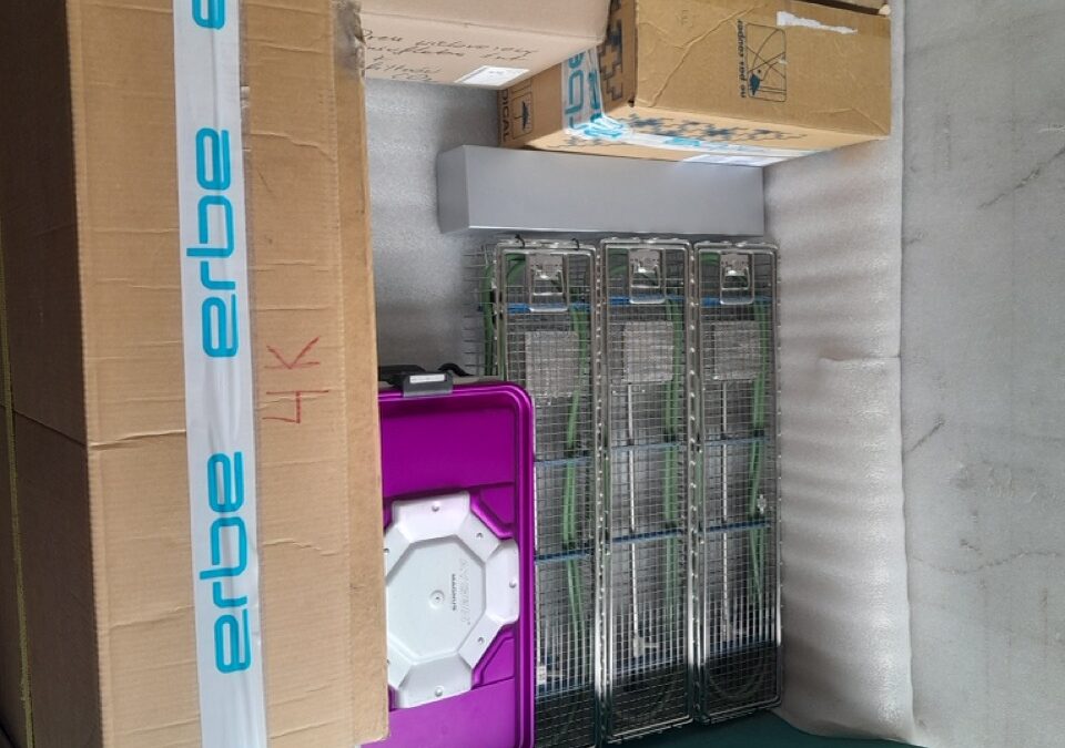 Transport delikatnej optyki medycznej – ochrona przed wstrząsami